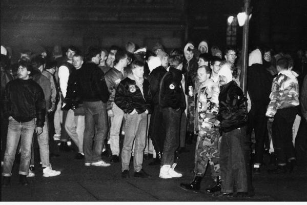 Neonazis und „Republikaner“ im Januar 1990 auf einer Montagsdemonstration in Leipzig. (Fotoarchiv telegraph / Prenzlberg Dokumentation e.V.)